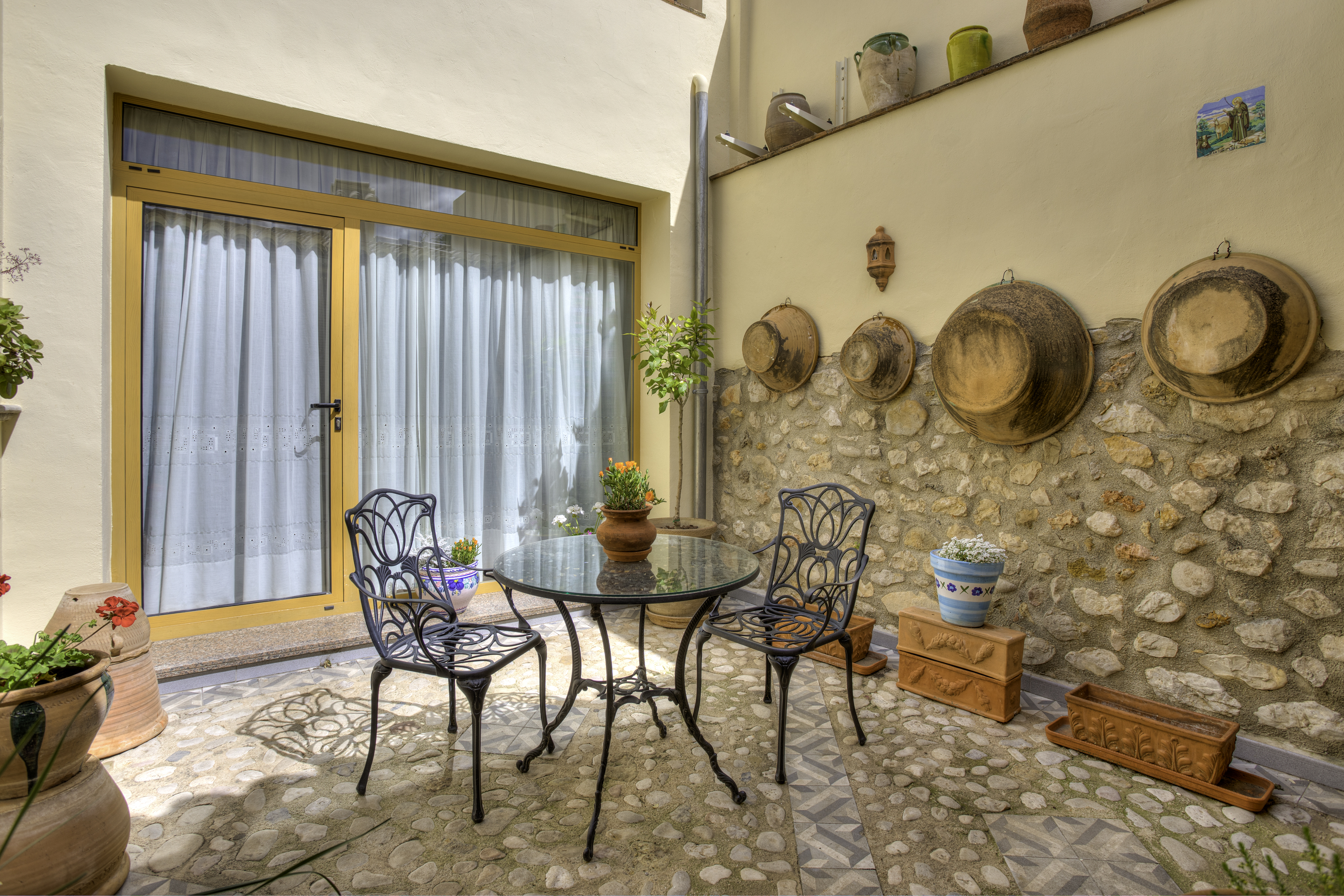 casa rosoa. Courtyard