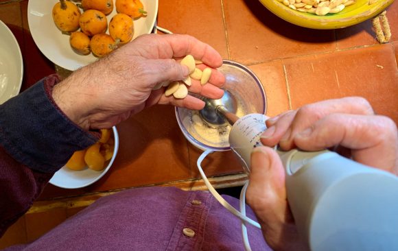 Postre de nísperos y almendras de Alcalalí