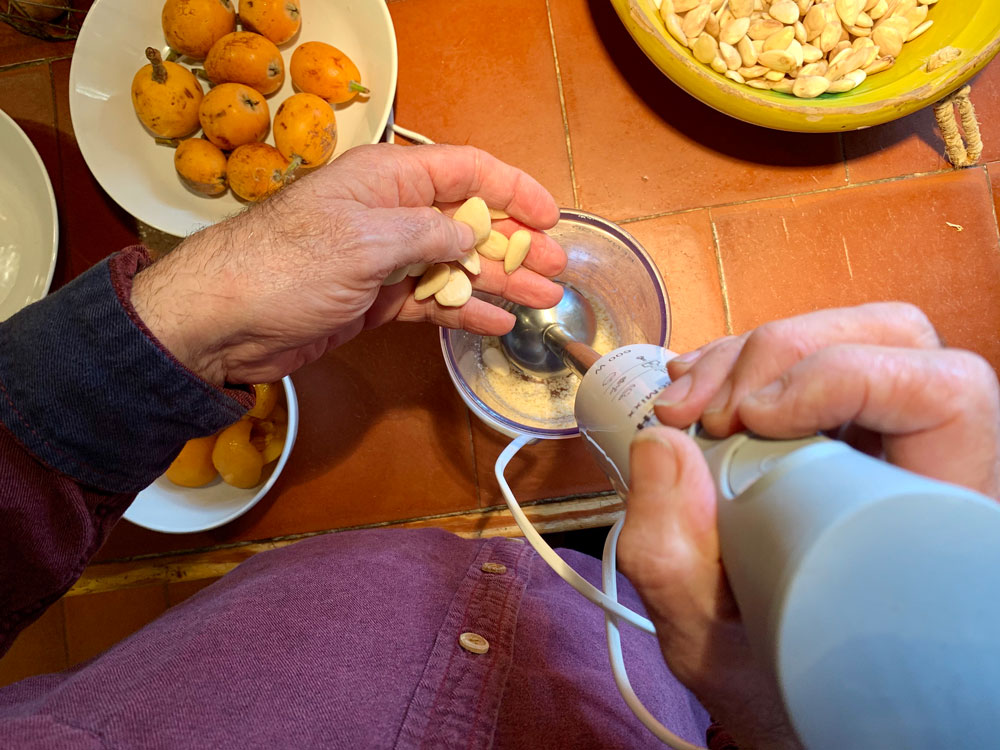 Postre de nísperos y almendros